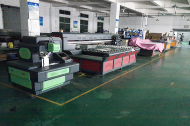 China Großes Format-UVflachbettdrucker der hohen Auflösung 2500x1300mm RICOH GEN4/GEN5 fournisseur